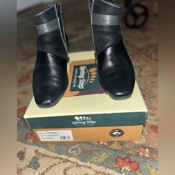 Spring Step Black Gray boots with Two inch heels - Picture 4 of 6